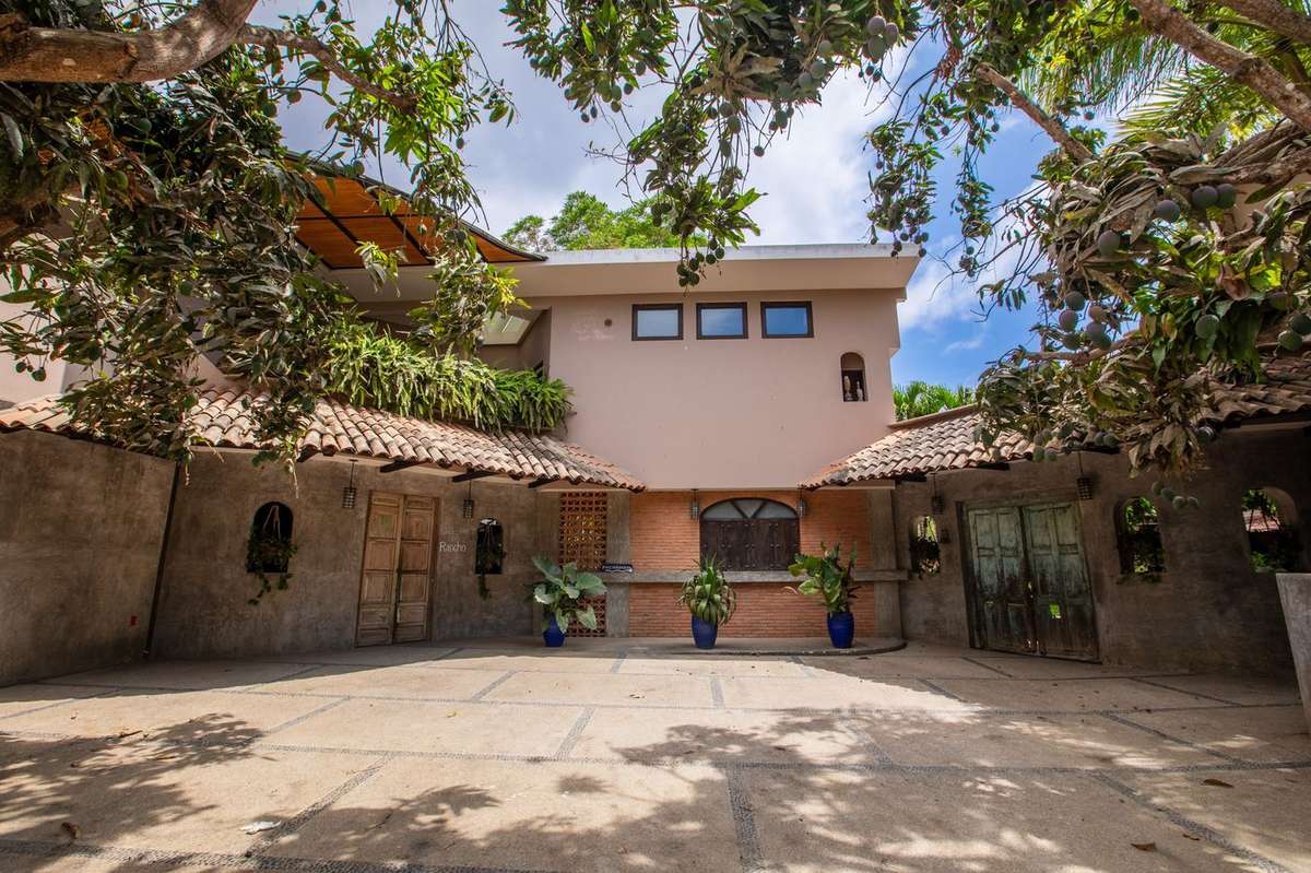 Rancho Poco a Poco entrance courtyard
